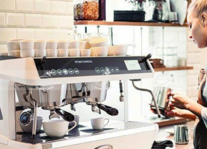 NHÂN VIÊN PHA CAFE